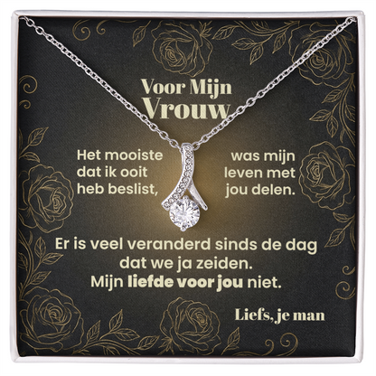 Boodschapkaart voor mijn vrouw met gouden rozen en de tekst "Er is veel veranderd sinds de dag dat we ja zeiden, mijn liefde voor jou niet