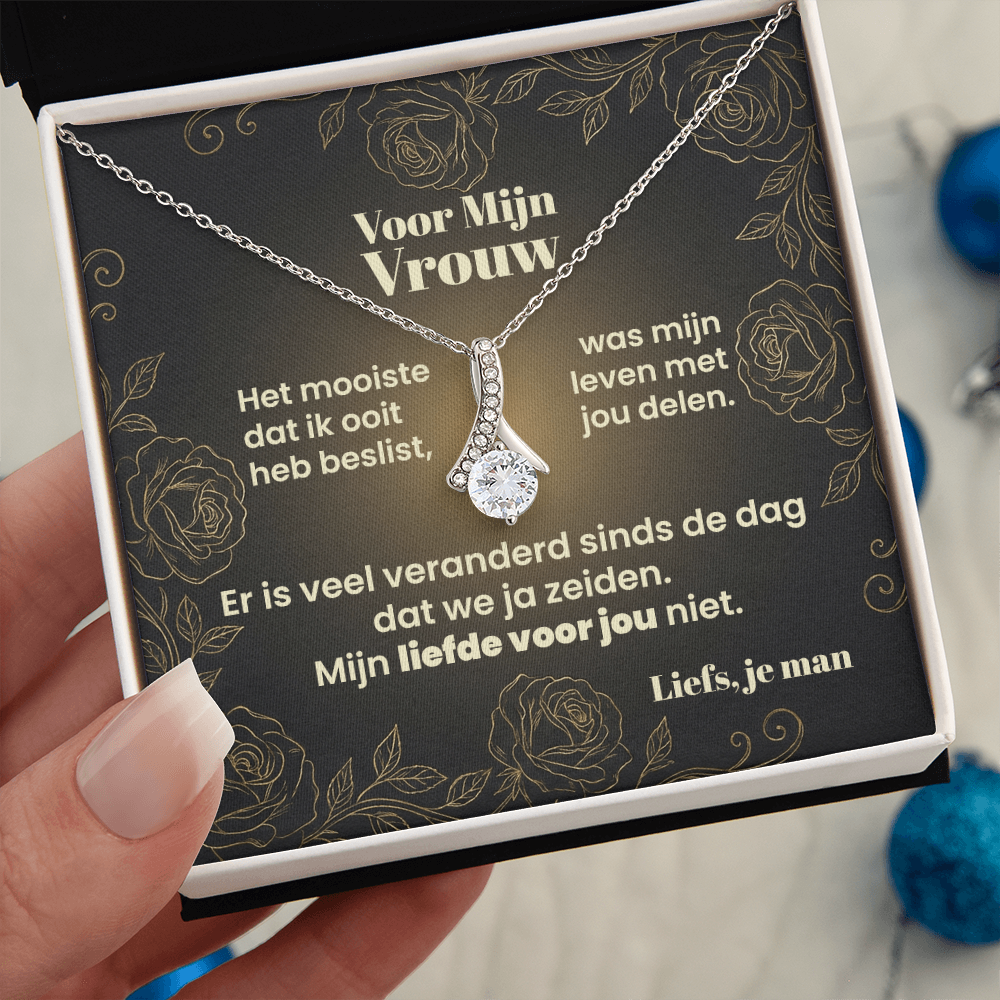 Boodschapkaart voor mijn vrouw met gouden rozen en de tekst "Er is veel veranderd sinds de dag dat we ja zeiden, mijn liefde voor jou niet