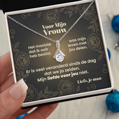 Boodschapkaart voor mijn vrouw met gouden rozen en de tekst "Er is veel veranderd sinds de dag dat we ja zeiden, mijn liefde voor jou niet