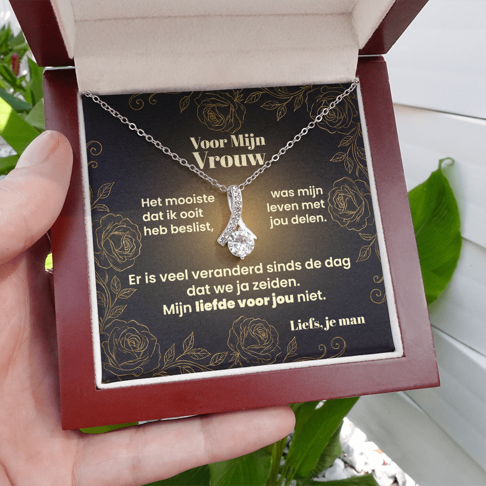 Boodschapkaart voor mijn vrouw met gouden rozen en de tekst "Er is veel veranderd sinds de dag dat we ja zeiden, mijn liefde voor jou niet