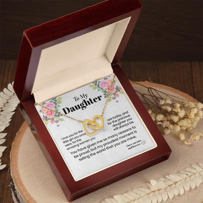 Ketting voor mijn dochter van mama, in elkaar grijpende harten met wenskaart, sentimenteel verjaardags-, afstudeer- of kerstcadeau met de boodschap dat ik trots op je ben voor dochter