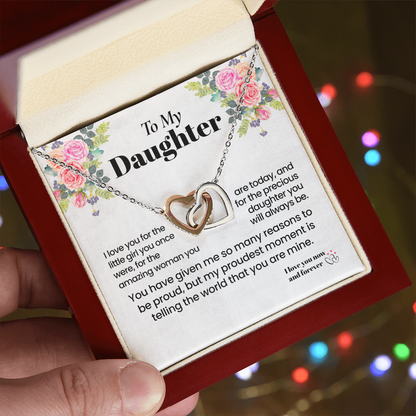 Ketting voor mijn dochter van mama, in elkaar grijpende harten met wenskaart, sentimenteel verjaardags-, afstudeer- of kerstcadeau met de boodschap dat ik trots op je ben voor dochter